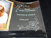 「Thanks father & mother、新郎と新婦の名前」を彫刻した、披露宴での贈呈品用の写真立て