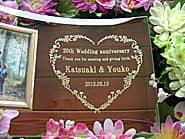 「20th wedding anniversary、両親の名前、日付」を彫刻した、両親への結婚20周年のプレゼント用のガラス製写真立て