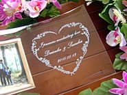 「I promise everlasting love、旦那様と奥さまの名前」を彫刻した、奥さまへの結婚記念日のプレゼント用のフォトスタンド
