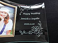 結婚祝い用のガラス製写真立て（Happy wedding、新郎と新婦の名前、結婚式の日付を彫刻）