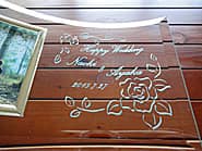 「結婚おめでとう、新郎と新婦の名前」を彫刻した、結婚祝い用のガラス製写真立て