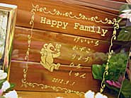 「Happy Family、家族全員の名前」を彫刻した、新築祝い用のガラス製写真立て