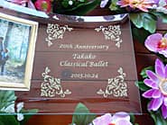 「20th anniversary、○○ classical ballet」を彫刻した、バレエ教室の20周年祝い用のガラス製写真立て