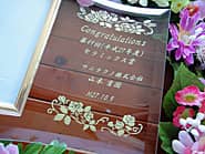 「Congratulations、○○賞、○○株式会社 ○○殿」を彫刻した、社内表彰の記念品用のガラス製写真立て