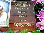 「Happy wedding、新郎と新婦の名前、結婚式の日付」を彫刻した、結婚祝い用のガラス製写真立て