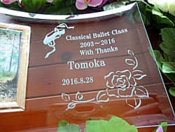 「With thanks、退職する先生の名前、トウシューズのイラスト」を彫刻した、バレエ教室を退職する先生へのプレゼント用のガラス製写真立て
