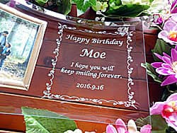 「Happy birthday、奥さまの名前、日付」を彫刻した、誕生日プレゼント用のガラス製写真立て
