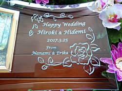 「Happy wedding、新郎と新婦の名前、贈り主の名前」を彫刻した、結婚祝い用のガラス製フォトフレーム