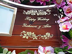 「Happy wedding、新郎と新婦の名前、日付」を彫刻した、結婚祝い用のガラス製フォトスタンド