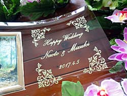 「Happy wedding、新郎新婦の名前、結婚式の日付」を彫刻した、ウェディングギフト用のガラス製フォトフレーム