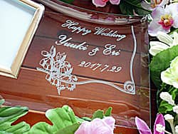 「Happy wedding、新郎と新婦の名前、挙式日」を彫刻した、結婚祝い用のガラス製写真立て