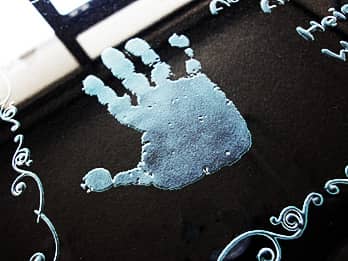 出産祝い用のガラス盾に彫刻した「赤ちゃんの手形」のクローズアップ画像