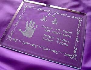 「赤ちゃんの名前、生年月日と出生時間、身長と体重、手形」を彫刻した、赤ちゃんの誕生記念品用のガラス盾