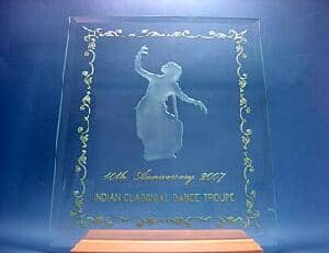 「10th anniversary、教室名、インド舞踊のイラスト」を彫刻した、インド舞踊教室の周年祝い用のガラス盾