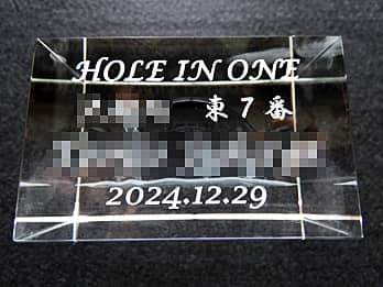 uHole in oneAB̓tAB҂̖Ov𑤖ʂɒAz[C̋LOip̃KX̃IuWF