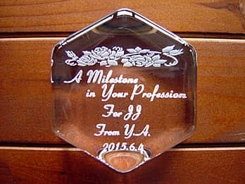 お祝いメッセージと名前を彫刻した、昇進祝い用のガラス製ペーパーウェイト