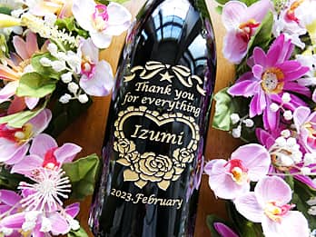 「Thank you for everything、退職する方の名前、退職日の日付」をボトル側面に彫刻した、定年退職祝い用のワイン