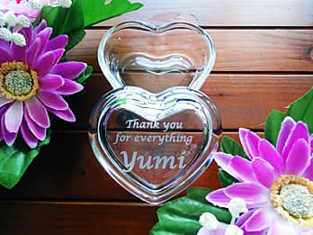「Thank you for everything、退職する方の名前」を蓋に彫刻した、定年退職のプレゼント用のガラス製小物入れ