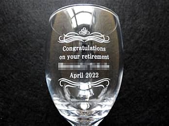 「Congratulations on your retirement、退職する方の名前、April 2022」を側面に彫刻した、定年退職祝い用のワイングラス