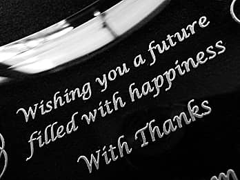 定年退職祝い用のガラス製写真立てに彫刻した感謝を込めたメッセージ（Wishing you a future filled with happiness. With thanks.）のクローズアップ画像