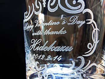 バレンタインデーのプレゼント用のグラス側面に彫刻した、「メッセージ、贈る相手の名前、バレンタインデーの日付」のクローズアップ画像