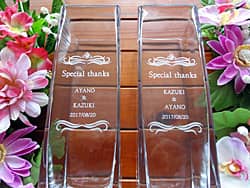 「Special thanks、新郎新婦の名前、挙式日」を側面に彫刻した、結婚式で両親へ贈るプレゼント用のガラス花器