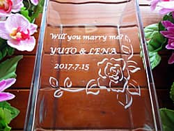 「Will you marry me？、カップルの名前、日付」を側面に彫刻した、彼女へのプロポーズプレゼント用のフラワーベース