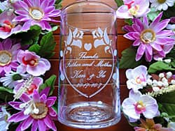 「Thanks Father & Mother、新郎と新婦の名前、結婚式の日付」を側面に彫刻した、両親への贈り物用のガラス花瓶