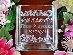 「金婚式おめでとう、両親の名前、日付」を側面に彫刻した、両親への金婚式のプレゼント用のガラス花器