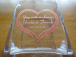 「Stay with me forever、奥さまと旦那様の名前」を側面に彫刻した、奥さまへの結婚記念日のプレゼント用のガラス花瓶