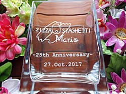 「25th anniversary、お店のロゴマーク」を側面に彫刻した、周年祝い用のガラス花瓶