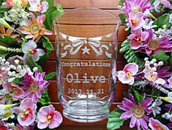 「Congratulations、店名、オープン日」を側面に彫刻した、カフェの開店祝い用のガラス花瓶
