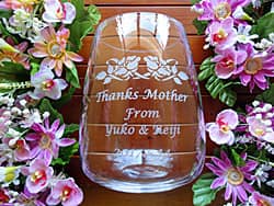 「Thanks mother、from○○」を側面に彫刻した、母の日のプレゼント用のガラス花瓶