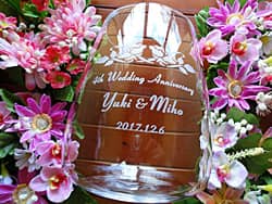 「4th wedding anniversary、夫婦の名前」を側面に彫刻した、奥さまへの結婚記念日の贈り物用のフラワーベース