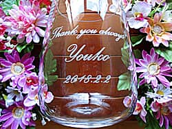 「Thank you always、奥さまの名前、日付」を側面に彫刻した、奥さまへの結婚記念日のプレゼント用のフラワーベース