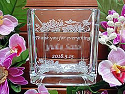 「Thank you for everything、名前、日付」を側面に彫刻した、退職プレゼント用のガラスベース