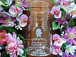 「お店のロゴマーク、Congratulations! 5th anniversary」を側面に彫刻した、コーヒーショップの周年祝い用のガラス花瓶
