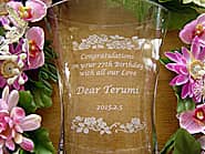 「Congratulations on your 77th birthday、Dear○○」を側面に彫刻した、おばあちゃんの喜寿祝い用のガラス花器