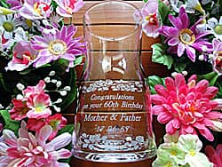 「Congratulations on your 60th birthday、Father & Mother」を側面に彫刻した、両親の還暦祝い用のガラス花瓶