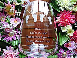 「Mom,you're the best. Thanks for all you do. Happy mother's day. 」と足形を彫刻したガラス花器（母の日のプレゼント）