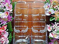 「Thank you ○days、新郎新婦の名前、結婚式の日付」を側面に彫刻した、両親へのプレゼント用のフラワーベース