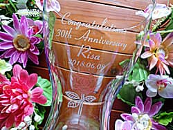 「Congratulations! 30th anniversary、名前、日付」を側面に彫刻した、奥さまへの誕生日プレゼント用のガラス花器