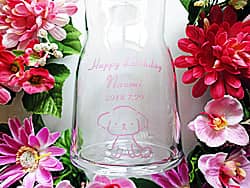 「Happy birthday」「名前」「日付」「犬のイラスト」を側面に彫刻した、友達への誕生日プレゼント用のガラス花瓶