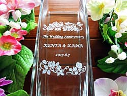 「The wedding anniversary、奥さまと旦那様の名前、日付」を側面に彫刻した、奥さまへの結婚記念日のプレゼント用のフラワーベース