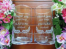 「Thank you ○days、新郎と新婦の名前」を側面に彫刻した、披露宴で両親へ贈るプレゼント用のガラス花瓶