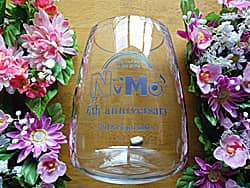「会社のロゴマーク、6th anniversary、日付」を側面に彫刻した、周年祝い用のガラス花器