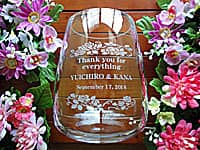 「Thank you for everything、新郎新婦の名前」を側面に彫刻した、両親への贈り物用のガラス花器