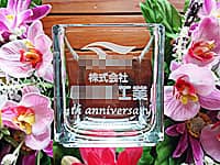 「ロゴマーク」「株式会社○○、4th anniversary」を彫刻した、創立記念品用のフラワーベース