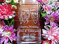 「Happy wedding、新郎新婦の似顔絵と名前」を彫刻した、友人への結婚祝い用のガラス花器