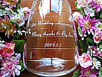 「4th wedding anniversary. Many thanks & big love」を彫刻した、花婚式の贈り物用のフラワーベース